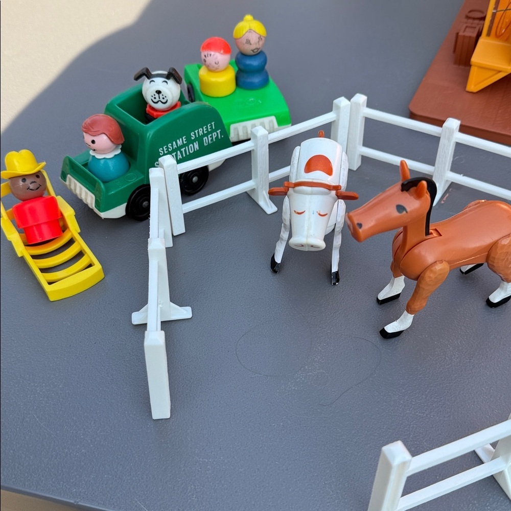 VTG Fisher Price Play Family Western Town 1982  People Horse & Accessories - Picture 3 of 11